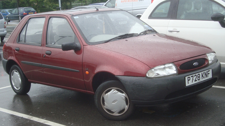 Малиновий Ford Fiesta 1996 року на парковці