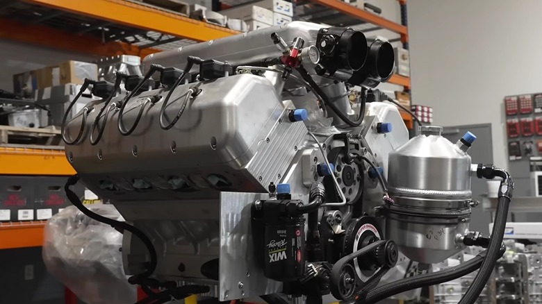 Іконічний Hemi-двигун For Hemis Only об'ємом 909 куб. дюймів, представлений у гаражі.