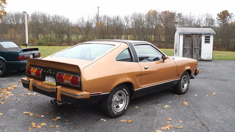 Задній ракурс 1975 Ford Mustang II Mach 1