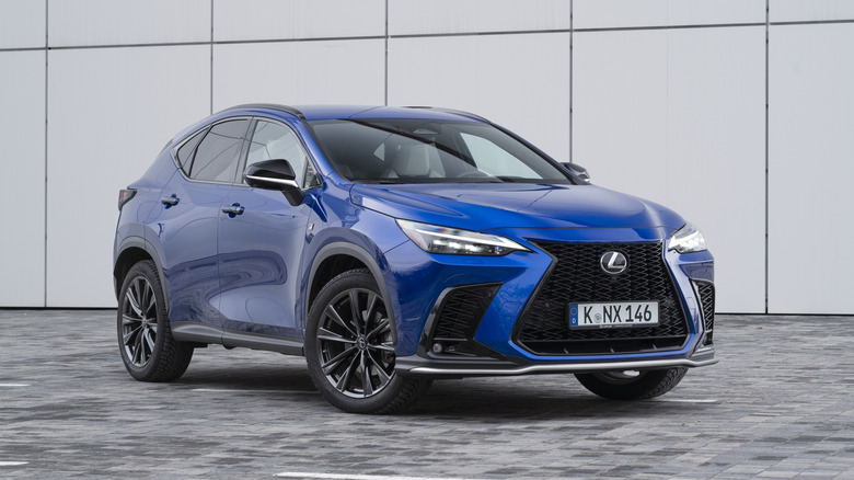 Lexus NX у синьому кольорі