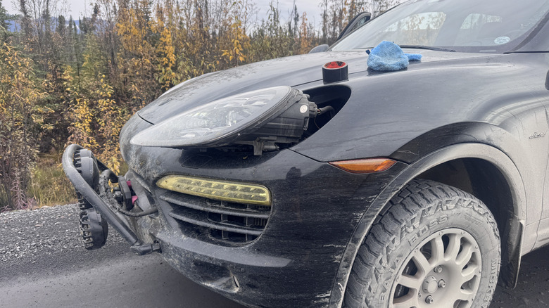 Porsche Cayenne зі зламаними кріпленнями фар