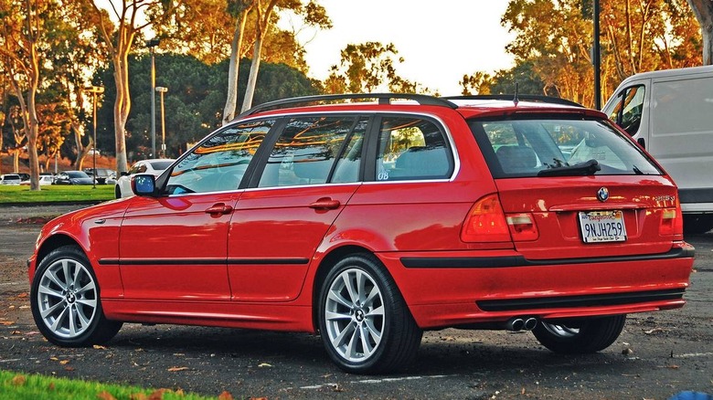 2004 BMW 325xiT задній вигляд