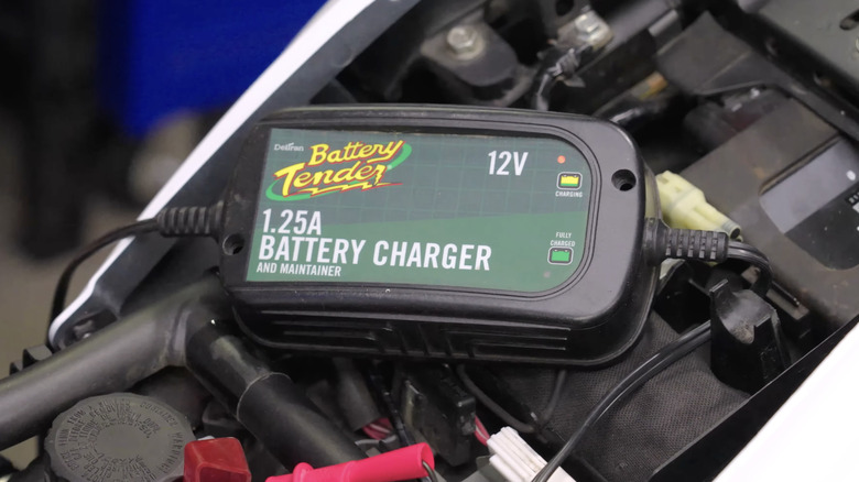 Акумулятор мотоцикла на зарядному пристрої Battery Tender