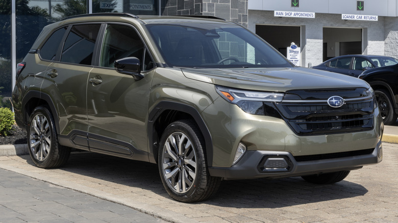 Subaru Forester 2026 року перед дилерським центром.