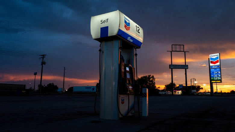 Ціни на бензин та дизельне пальне відображаються на АЗС Chevron 14 серпня 2026 року у Форт-Стоктоні, Техас.