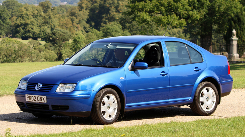 Синій Volkswagen Jetta 2002 року