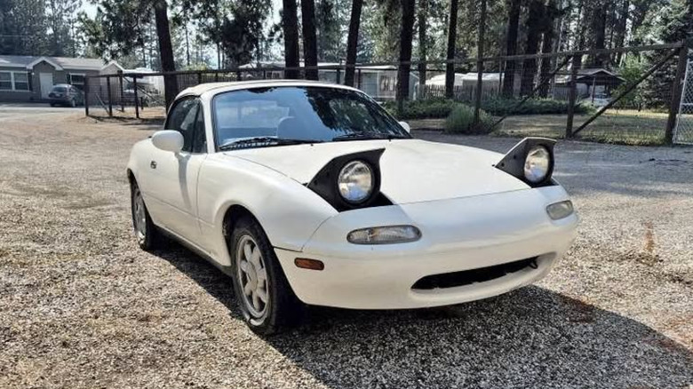 Білий Mazda Miata
