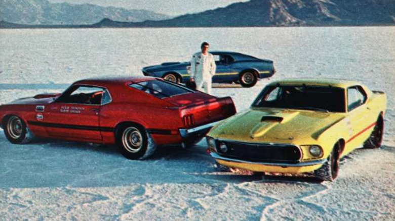 Три Ford Mustang Mach 1: синій, червоний і жовтий, на Боневілі в 1968 році