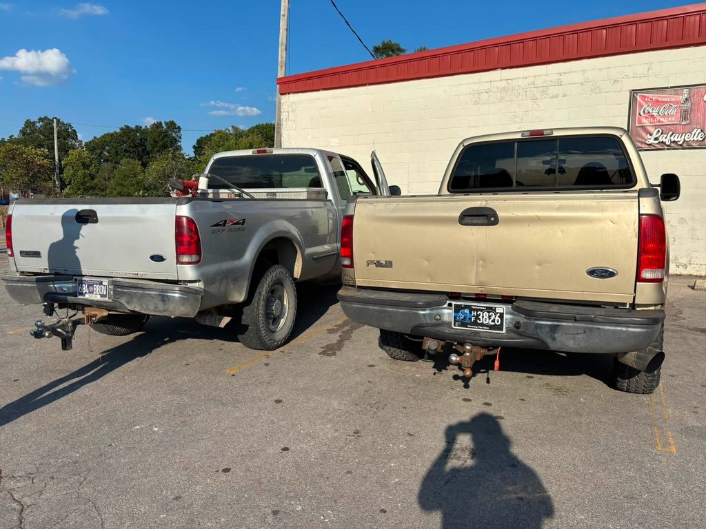 Два Ford F-250 після обміну задніми бортами