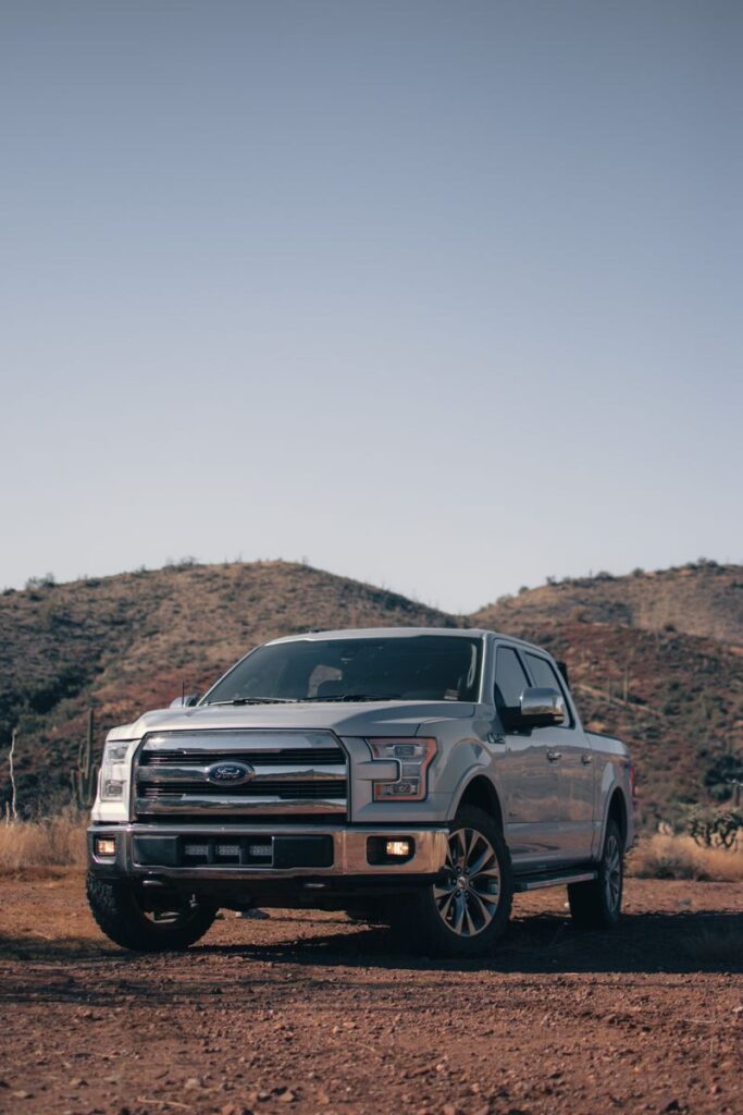Сріблястий Ford F-150, припаркований у горах Суперстайшн в Аризоні, на тлі суворої пустельної місцевості.