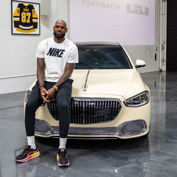ЛеБрон Джеймс продає Maybach, щоб допомогти студентам Акронського університету