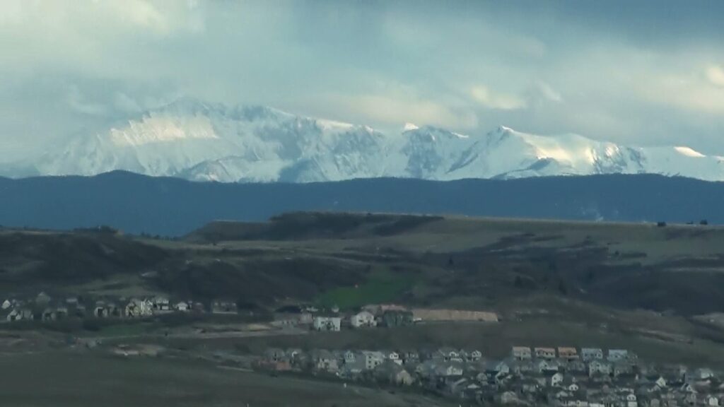 Засніжений Пайкс-Пік за пагорбами та будинками в Касл-Рок, Колорадо
