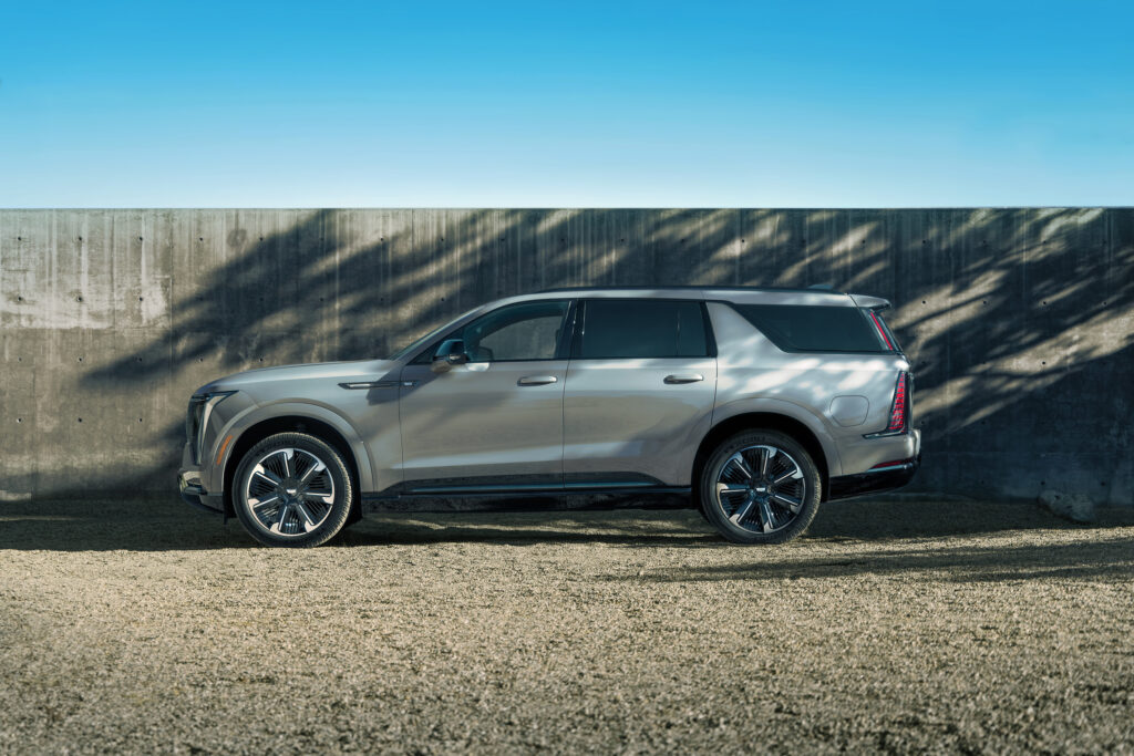 Вигляд Cadillac ESCALADE IQL збоку в кольорі Luna Metallic.