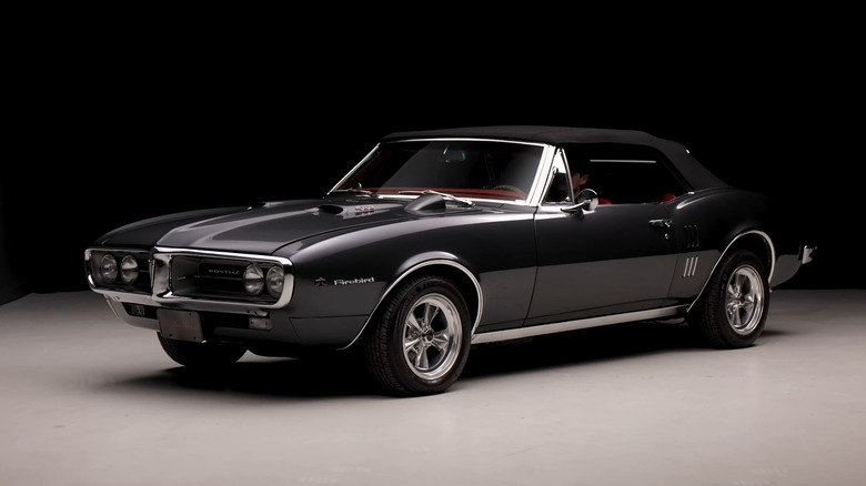 Темно-сірий Pontiac Firebird 400 Convertible 1968 року з чорним м'яким верхом.