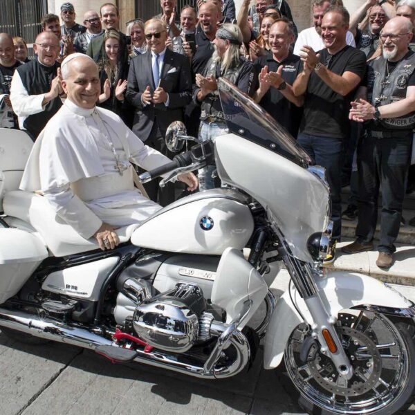 Папа Римський Лев XIV отримав BMW від клубу “Jesus Bikers”