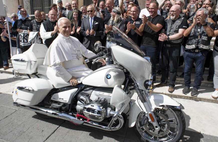 Папа Римський Лев XIV отримав BMW від клубу “Jesus Bikers”