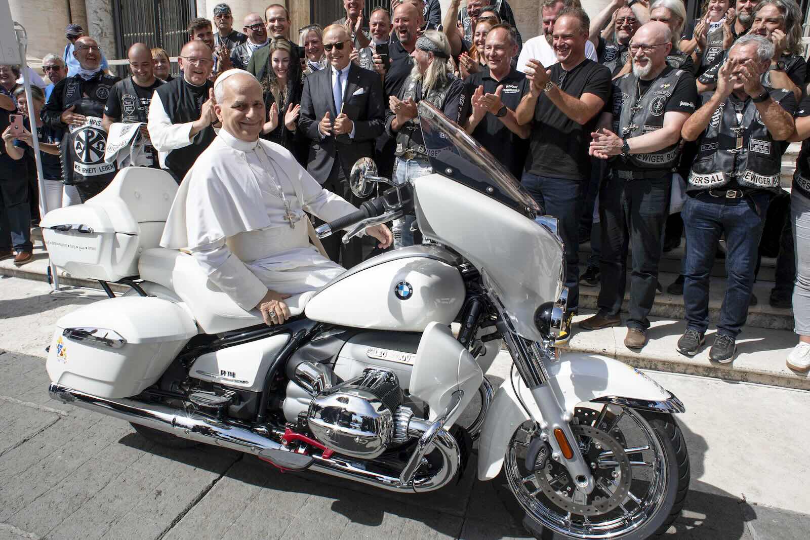 Папа Римський Лев XIV сидить на мотоциклі BMW R18, а клуб 