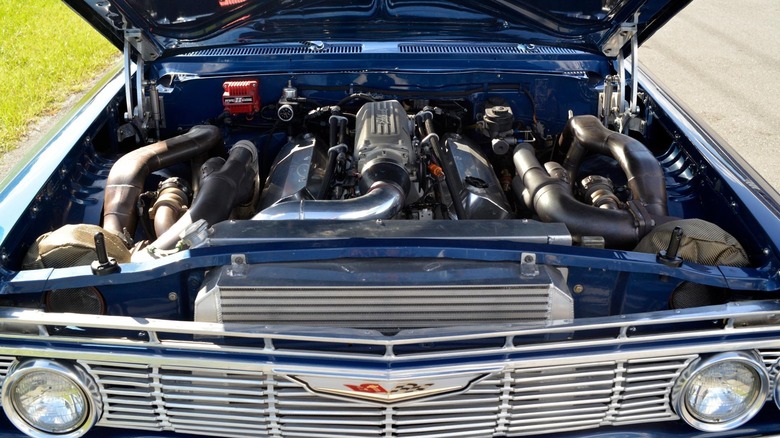 Модифікований Chevrolet Impala Bubbletop 1961 року демонструє свій двотурбінний двигун V8 Big Block