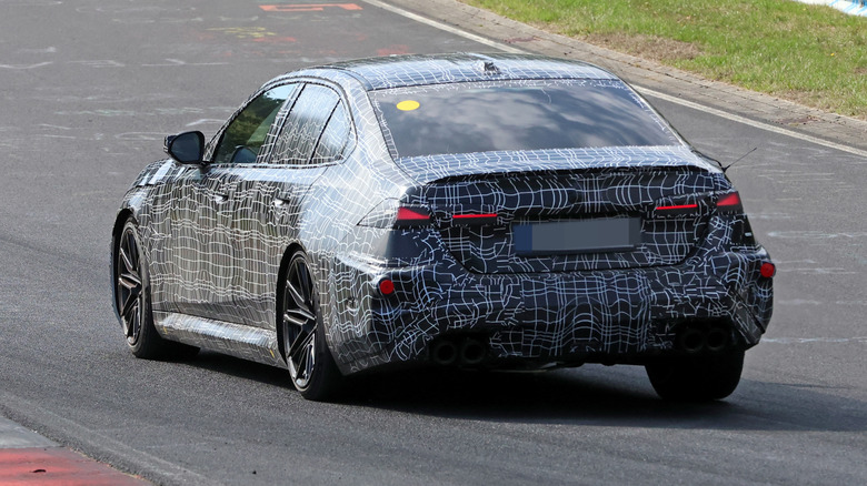 Задня 3/4 вид замаскованого прототипу BMW M5
