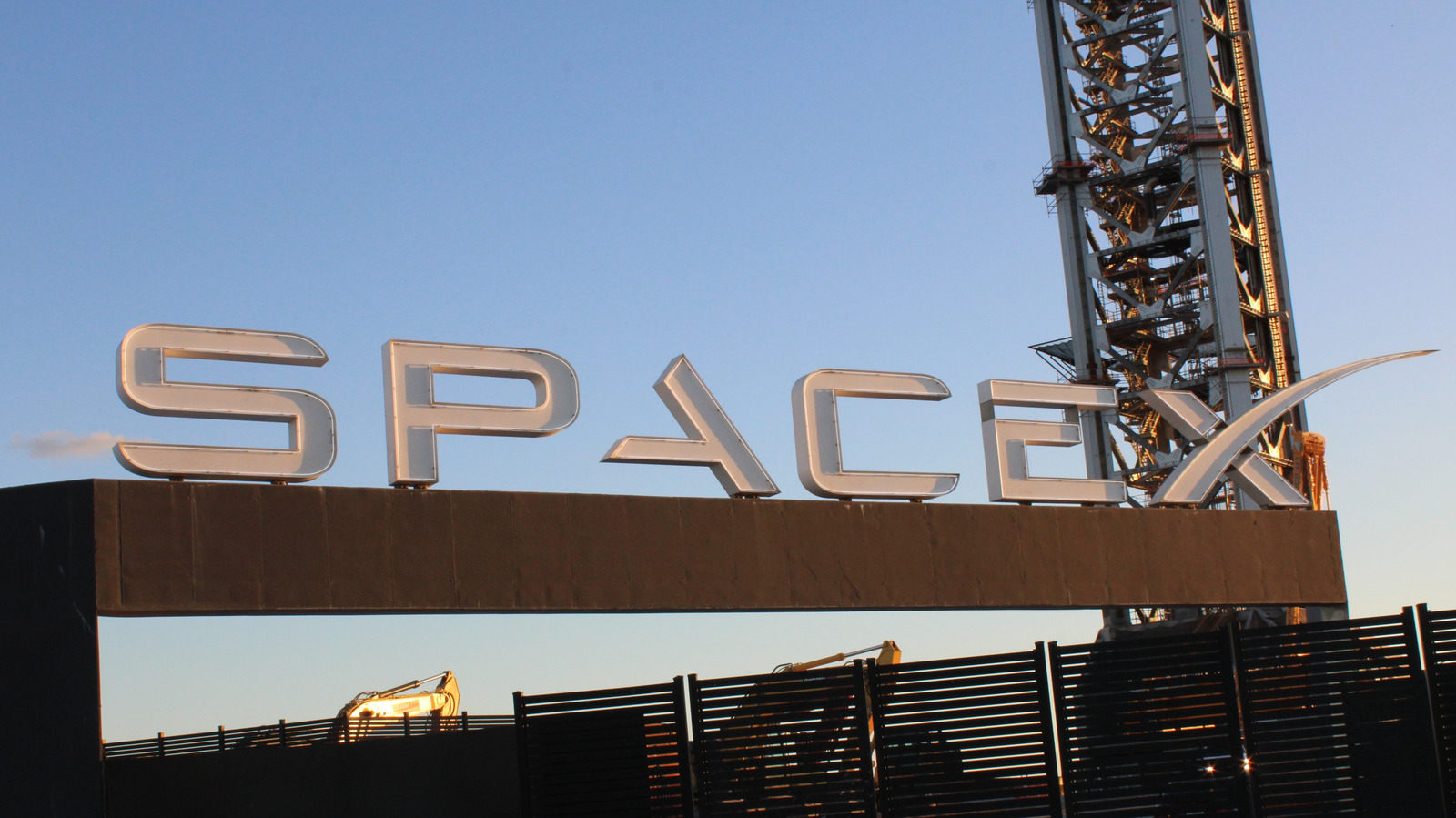 SpaceX та Tesla будують нову гігантську фабрику