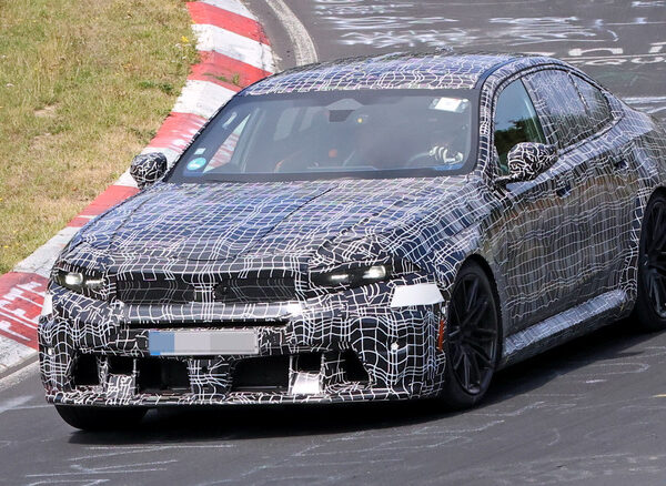 BMW M5 приміряє нове обличчя Neue Klasse