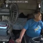 Водій вантажівки відпустив кермо, щоб взяти телефон, і миттєво пошкодував&hellip;