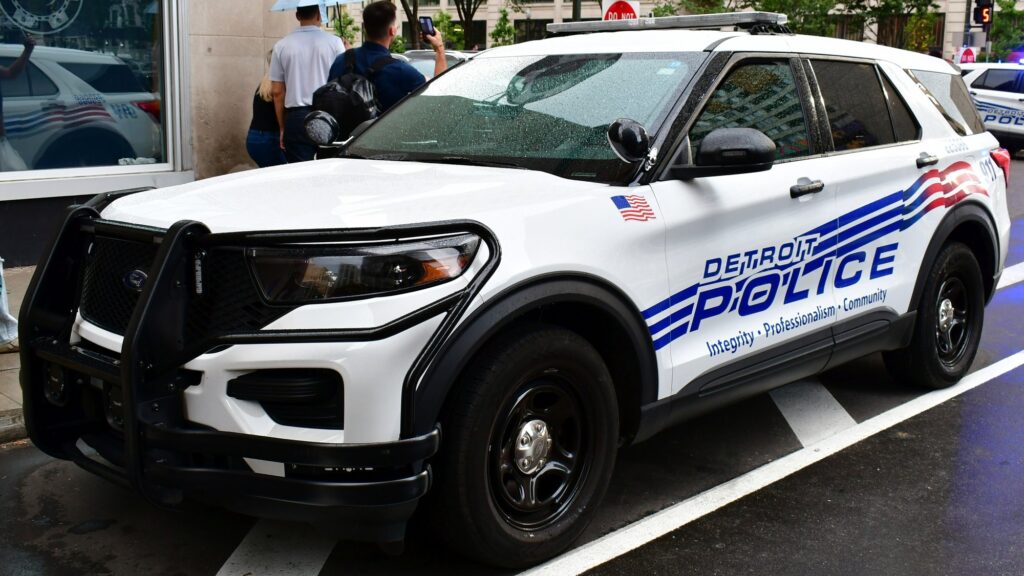 Білий поліцейський Ford Police Interceptor Utility